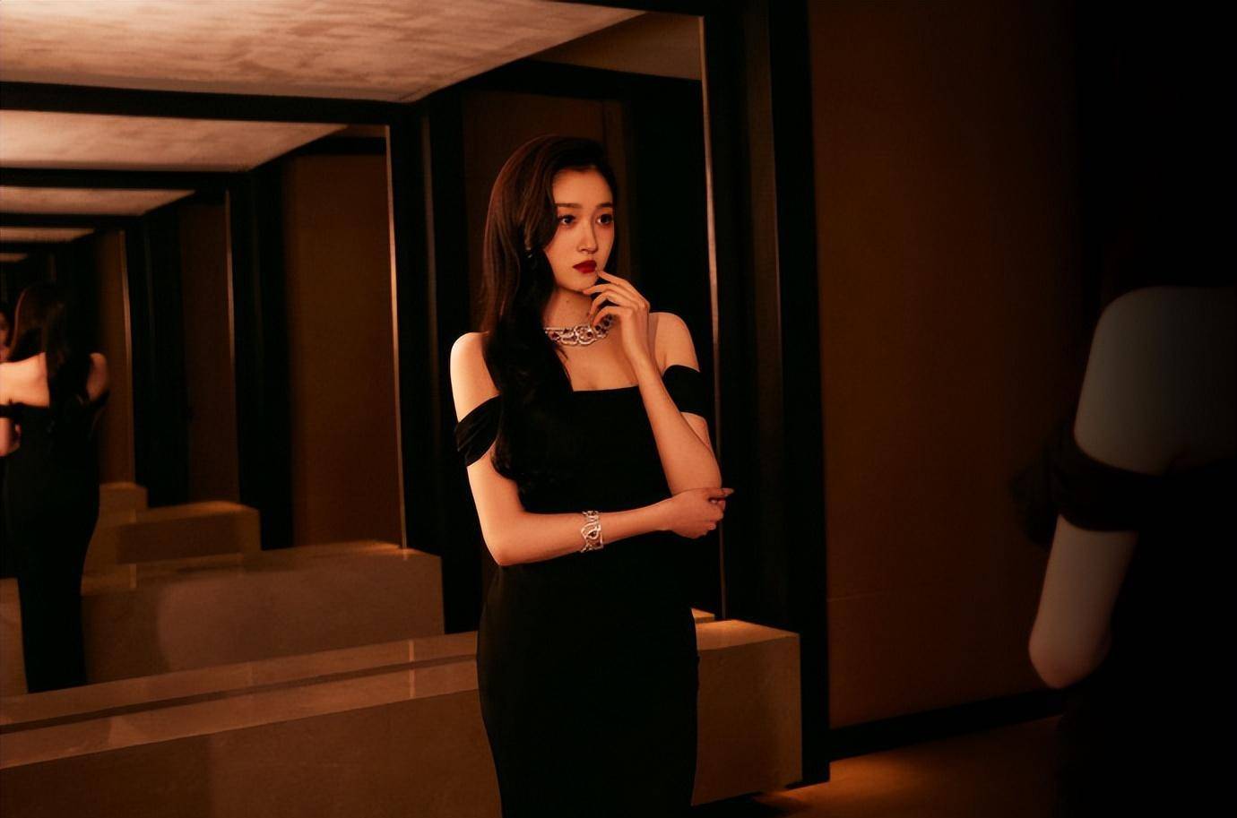 惊人的!从国民之女到国民女神,关晓彤只需要一件黑肩连衣裙