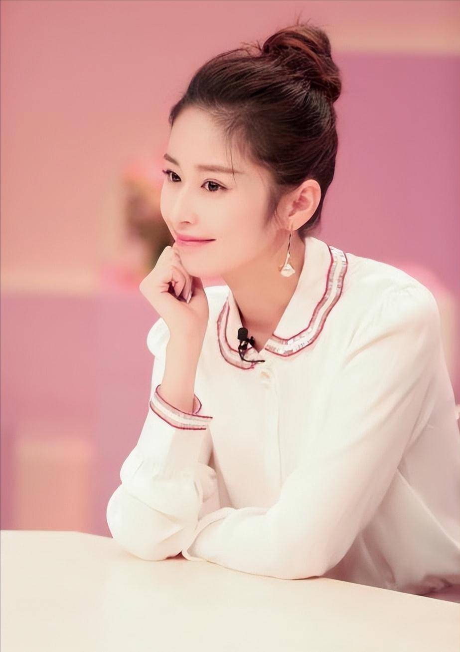 之后颖儿又和一同拍摄《千山暮雪》的刘恺威传出绯闻.