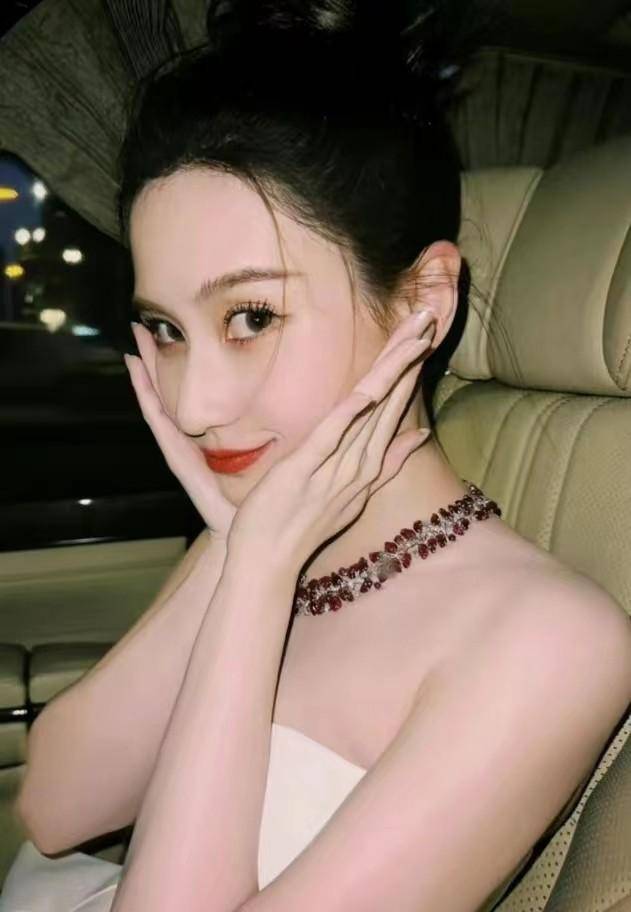 何超琼情商真高,与四房女儿何超莲同台不摆谱,和蔼可亲太可爱_造型