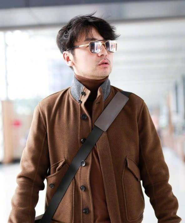 雷佳音日常穿搭,身高184穿着很有品位,两件厚外套叠穿厉害_机场_黑色