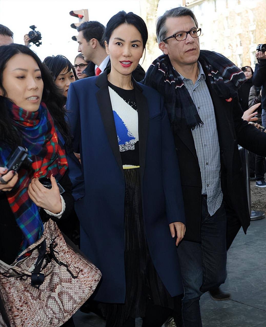 王菲真是一位"不朽的女神"!53岁,穿着漂亮的外套和长裙,谢霆锋选择了