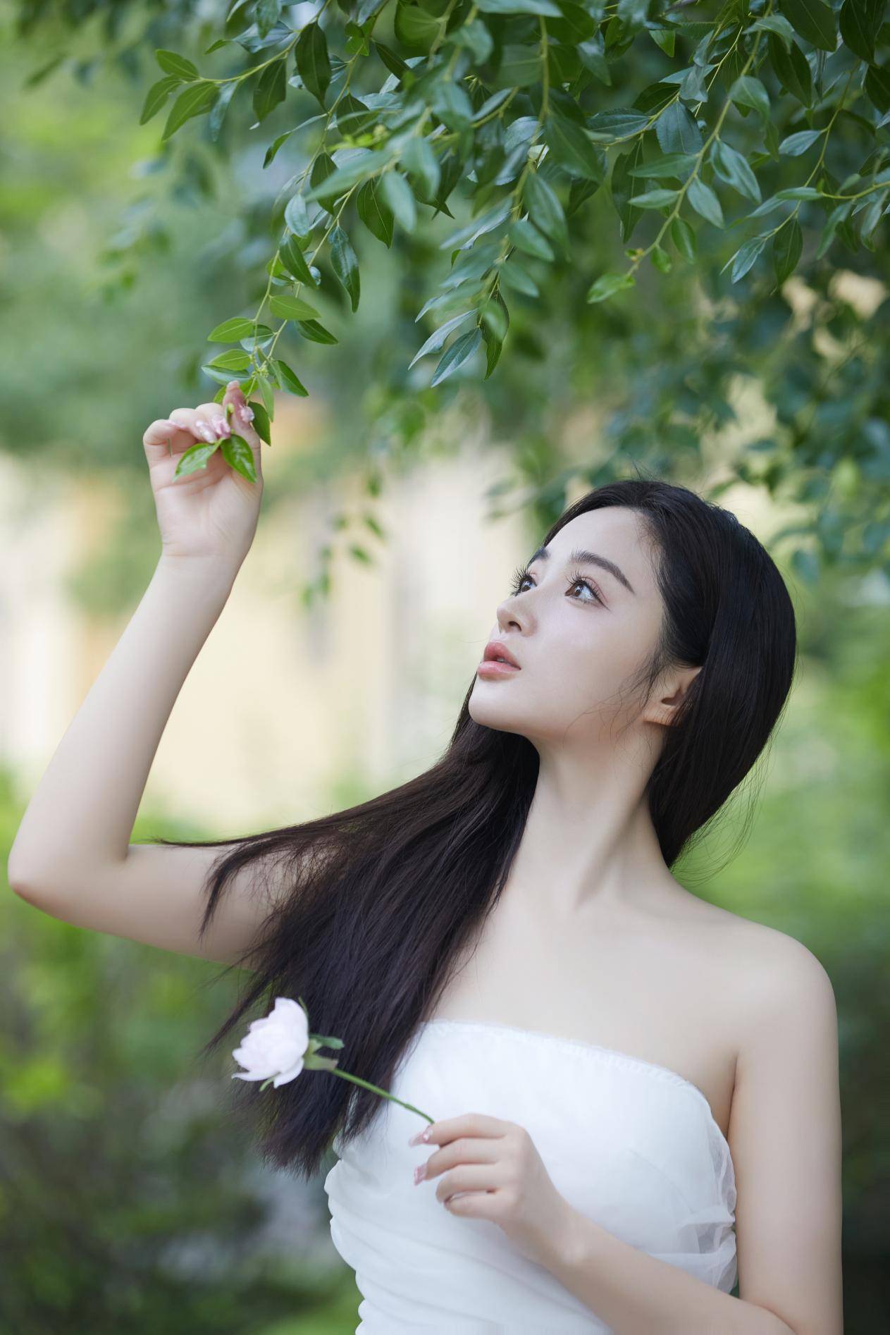 27岁孙嘉璐最新大片出炉,穿白色抹胸短裙秀好身材,长相甜美可爱