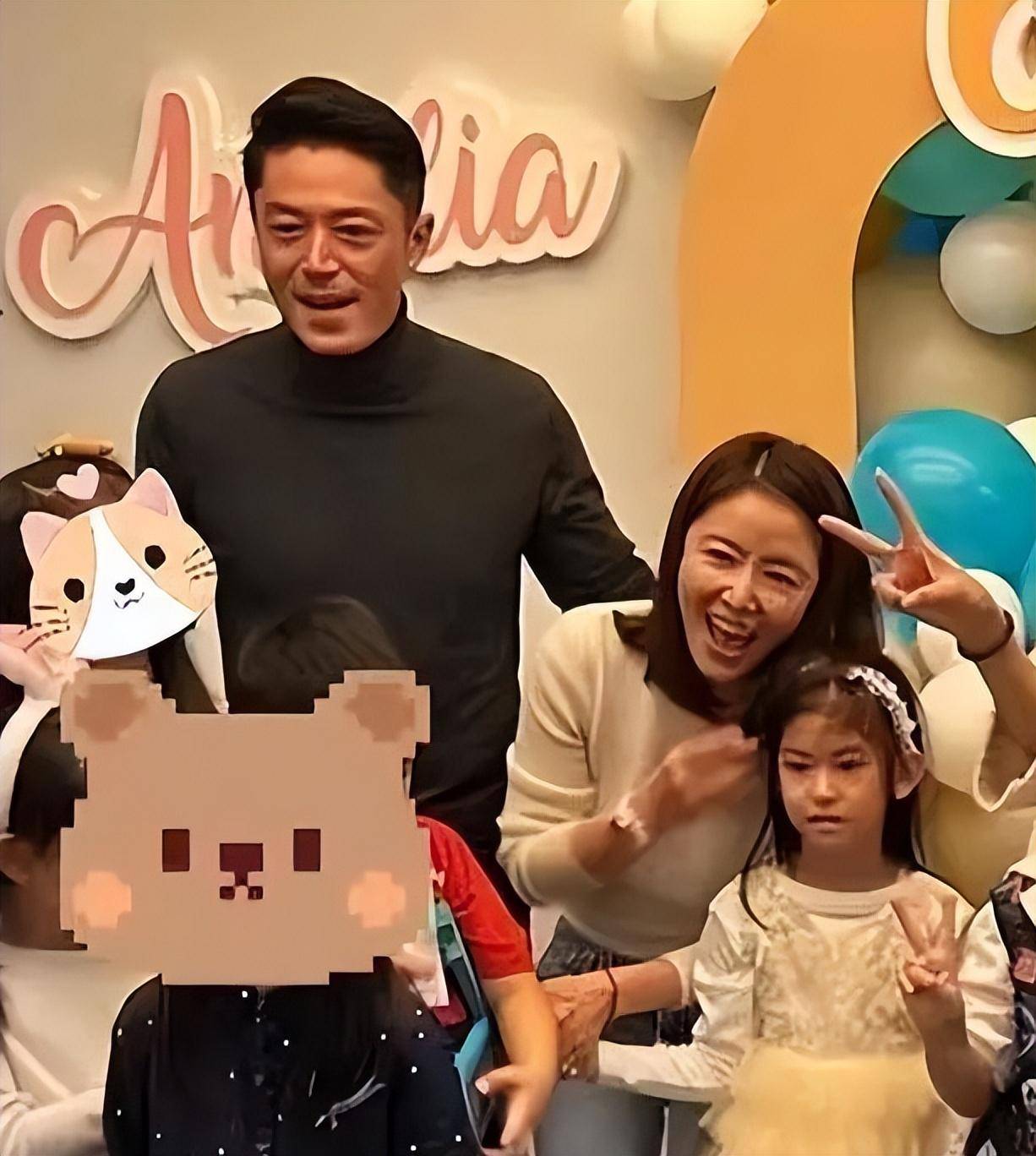 林心如全家福曝光,小海豚五官英气继承父亲,这颜值爆表_显得_霍建华