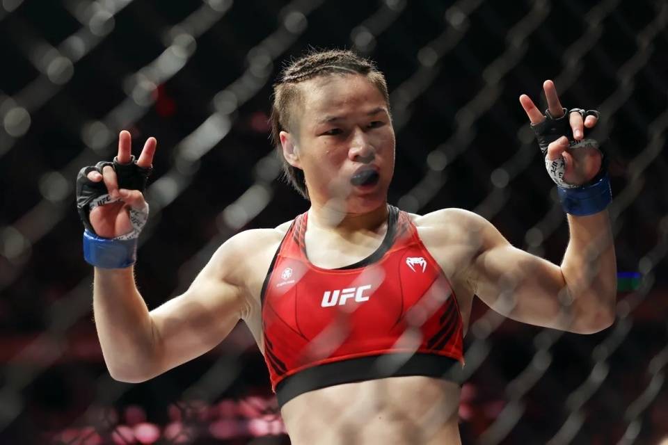 ufc专家:张伟丽最恐怖之处是不断进步,比所有拳手学习能力都强_莫斯