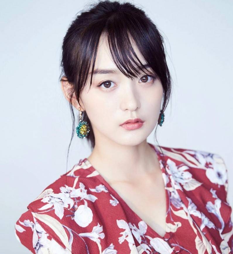 长相酷似周迅,却把演戏当副业,何泓姗的人生究竟有多神奇?