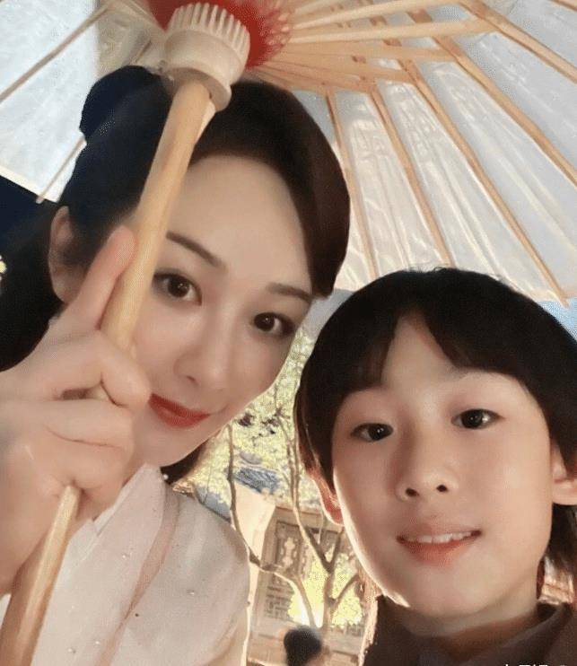 萌探成员单独和小演员合影,宋亚轩扛住镜头,杨紫做法很暖心