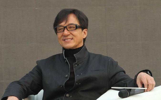 成龙的近照流出,走路需要两个人扶着,晚年生活堪忧_工作_身体_功夫