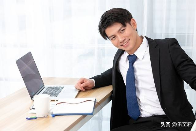 吴姐翻看了邓军的简历,邓军36岁,未婚,大专毕业,毕业以后一直从事销售