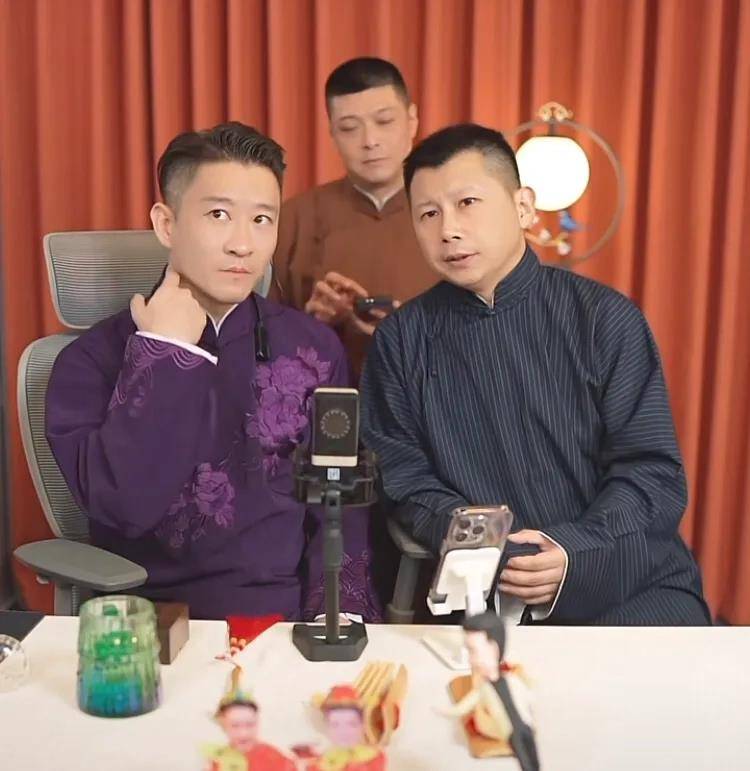 大家熟悉的相声演员来做客,像我们熟悉的金霏陈曦,王玥波,何云伟,许健