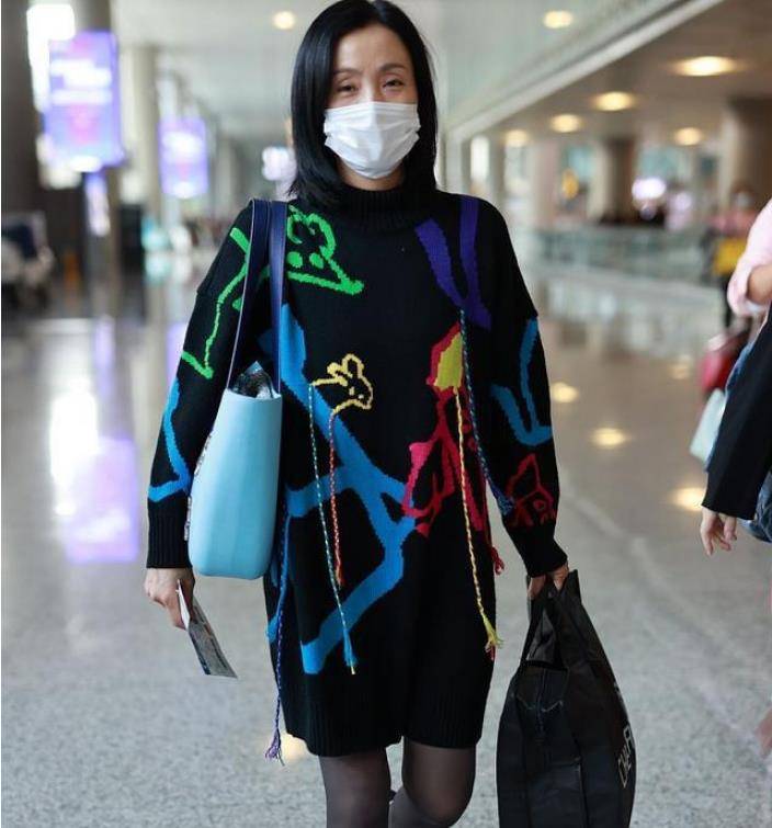 小陶虹年纪越大越儒,黑丝袜搭配厚毛衣的款式还是老样子!