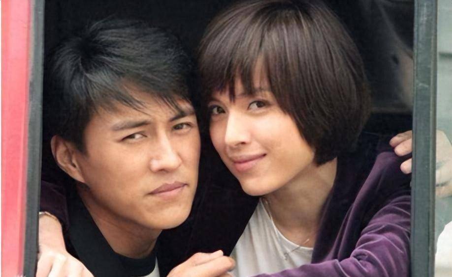 李佳其实很早就已经成名,同样毕业于北京电影学院的李佳和赵薇,陈坤