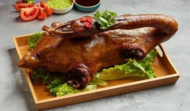 客家焖鹅是广东梅州一道名吃,鹅肉香味浓郁,软美入味 欢迎试试_美食