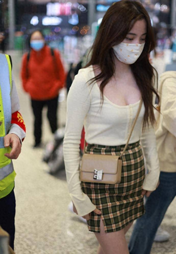 欧阳娜娜机场街拍2023 欧阳娜娜机场最新穿搭风格解析