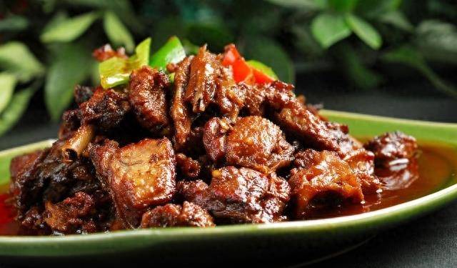 客家焖鹅是广东梅州一道名吃,鹅肉香味浓郁,软美入味 欢迎试试_美食