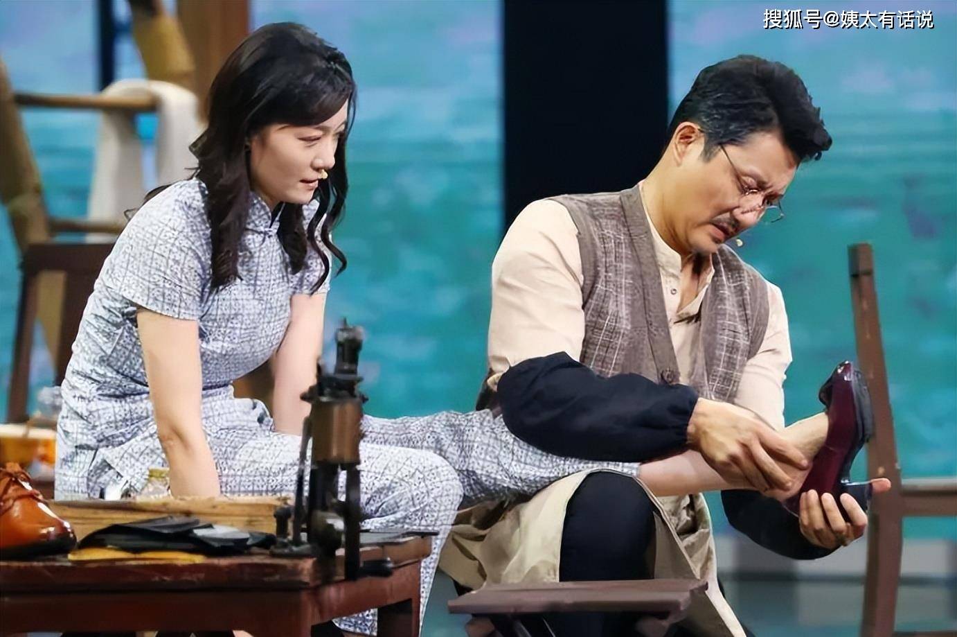 齐溪因心情过于沉重,借机倒在了涂松岩的怀抱中.