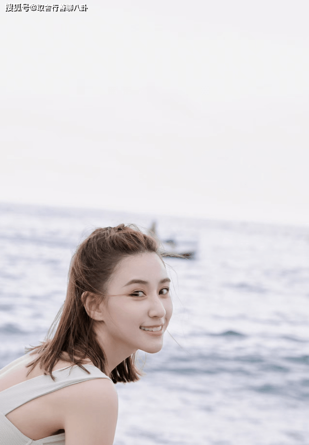 何超莲晒度假照,一字肩印花长裙清新淡雅,白色比基尼性感迷人_照片