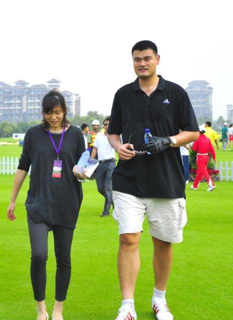 42岁姚明全家现状:体重400斤,妻子如少女,13岁女儿身高直逼2米_叶莉