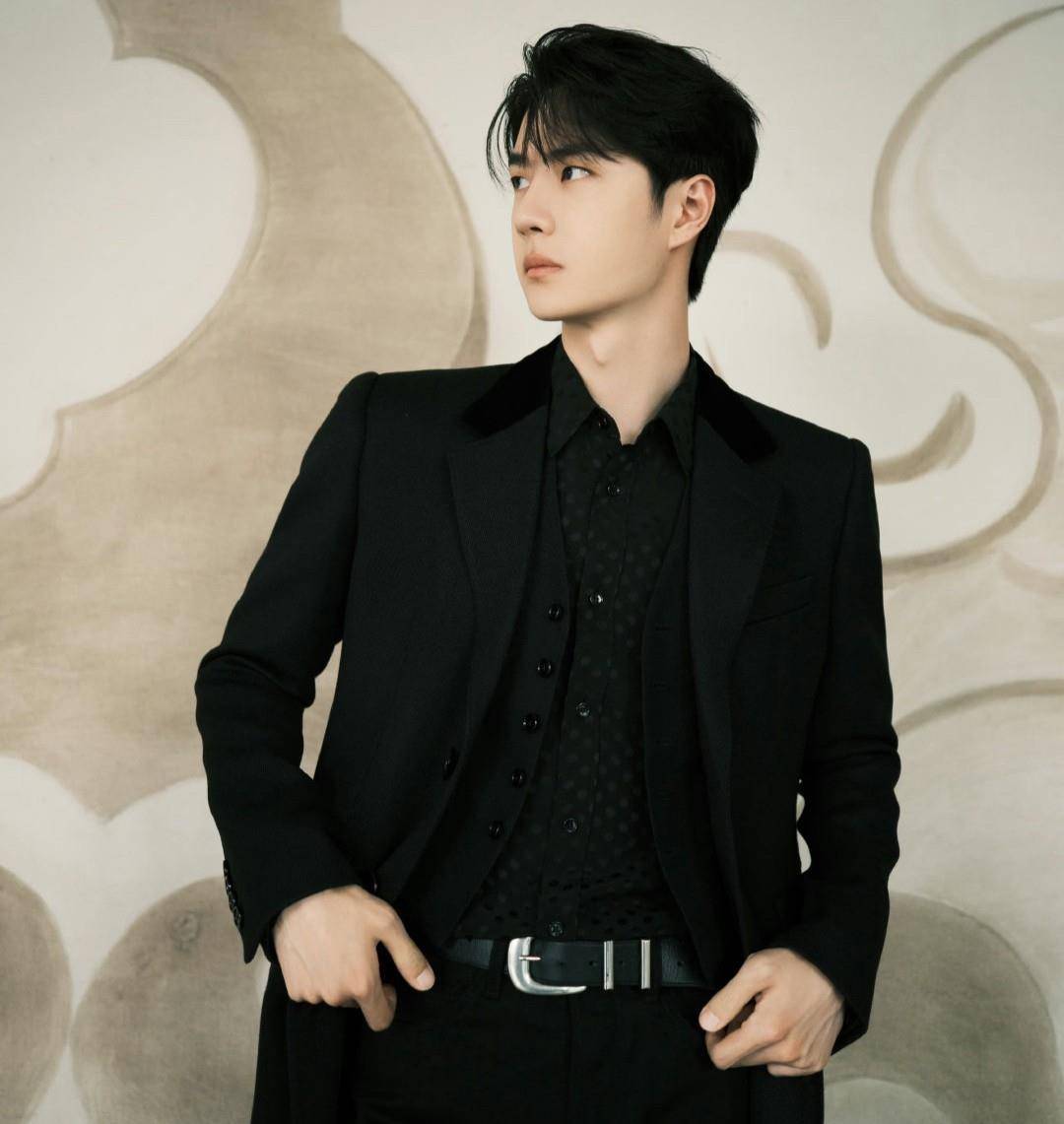 王一博全系列黑色套装亮相,再次刷新大众审美,凸显靓丽时尚魅力