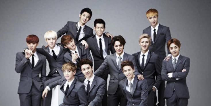 2012年,鹿晗作为exo成员在韩国出道.