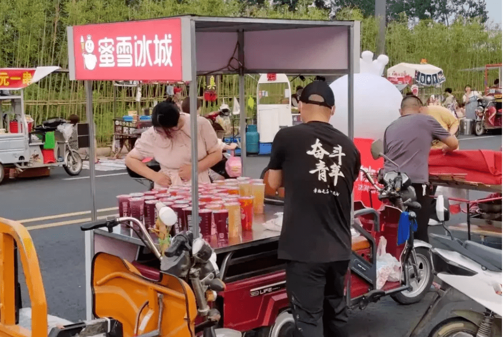 蜜雪冰城,coco,一点点等茶饮"摆摊"的视频,带有品牌的小推车在街头
