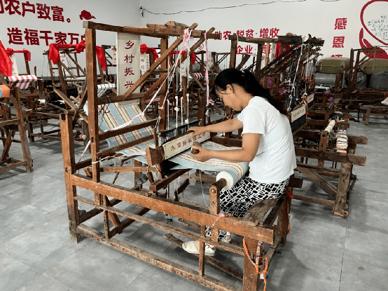 地带领实践团成员参观了木兰摇非遗文化产业园的展览场所,织布厂房