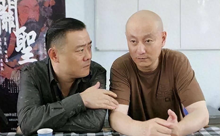 但毕竟表演的只有一个人,2008年周立波凭借着《笑侃十三年》等作品