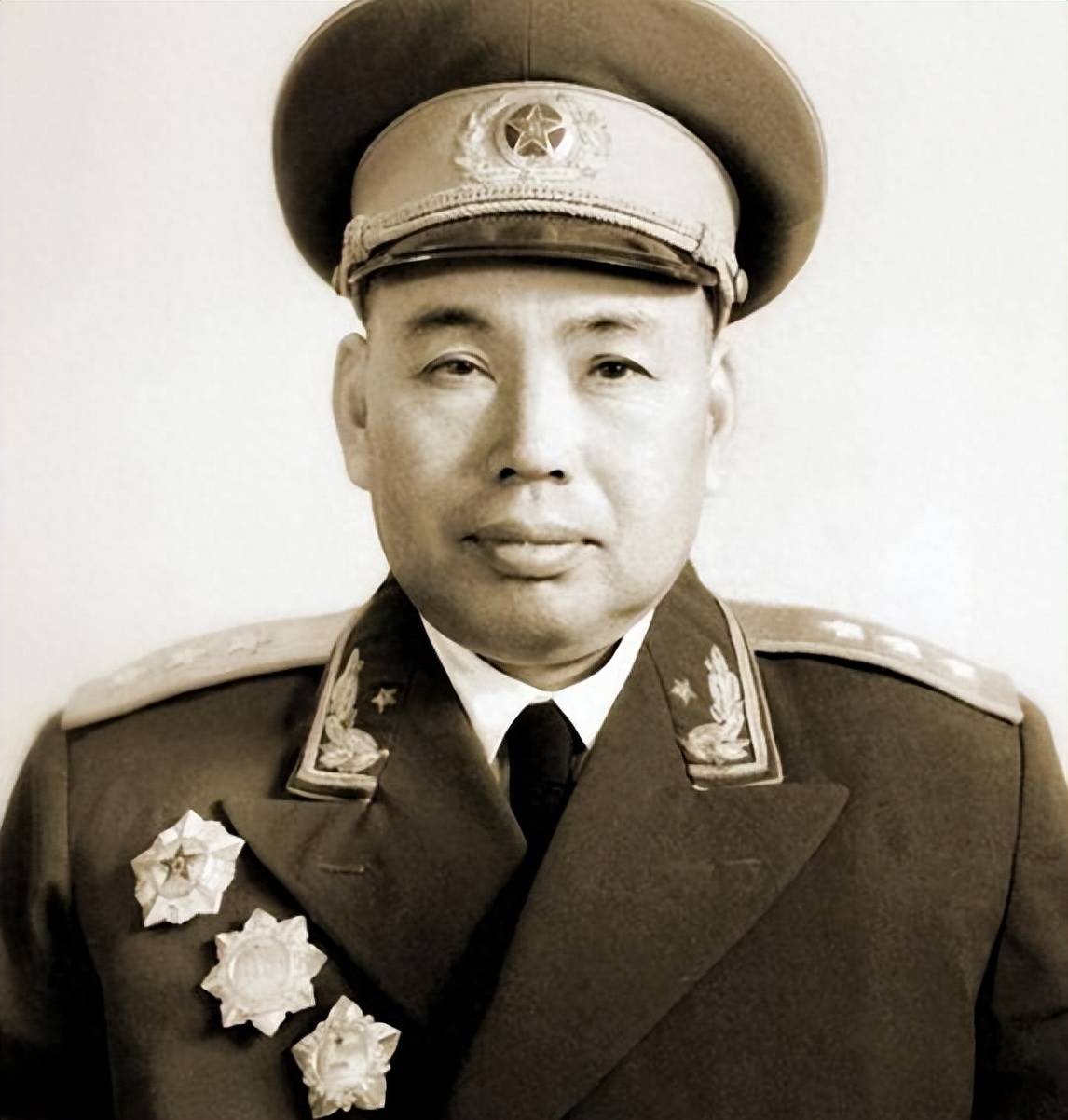 师长是开国大将,手下团长是开国中将,师政委却只是