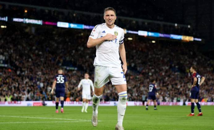 巴吉斯传奇人物托尼·布朗为白衣军团右后卫的跑动欢呼_西布朗_卢克