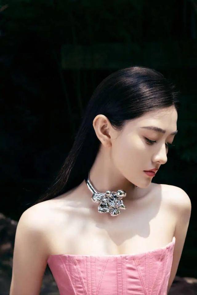 梁洁甜酷芭比风造型写真曝光,散发迷人魅力!