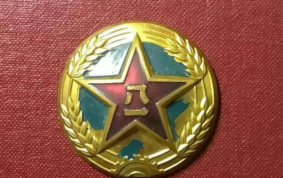 二,55式公安军帽徽:50式正规公安部队帽徽及地方公安部队帽徽,自1950