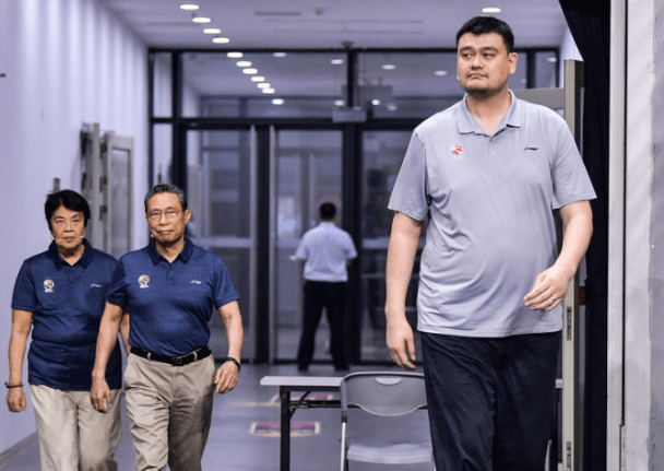 姚明一家现身南通,肚大腰粗身材走样如同孕妇,身体状况让人担忧_照片