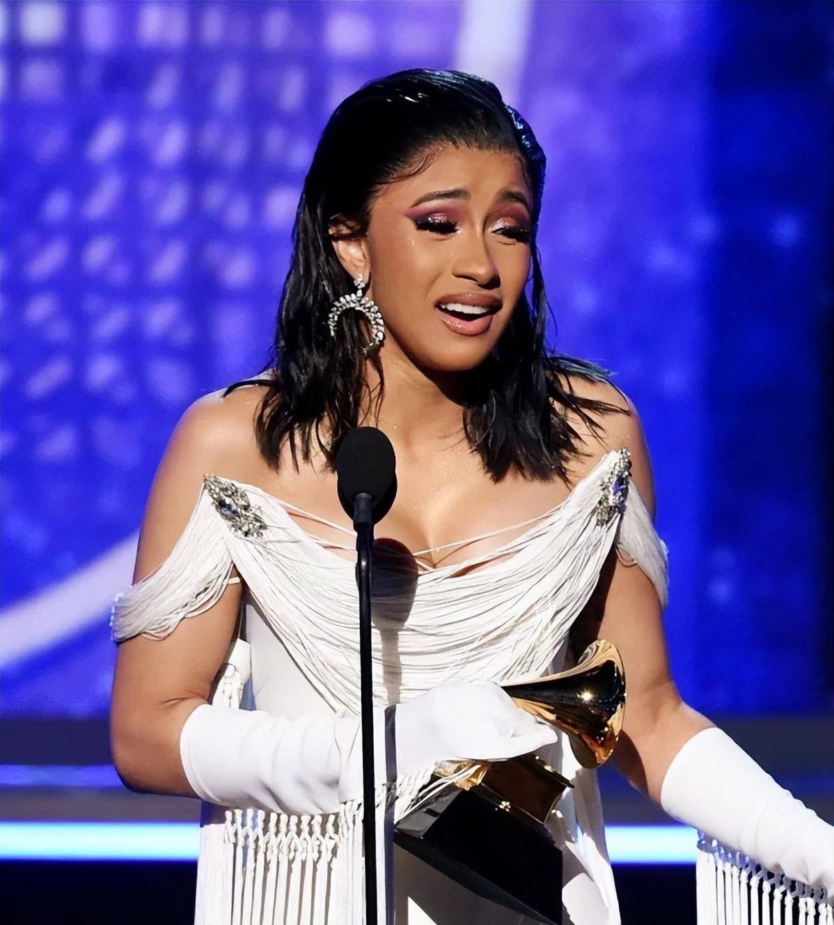 2018年,卡姐再接再厉,发表了自己第一张专辑《invasion of privacy》