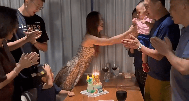 李春江一家为大孙子庆生,李导一脸慈祥教孙子许愿吹蜡烛_儿子_主教练