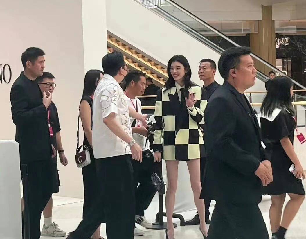 穿裙子露出大腿出席活动,女子比关晓彤腿还好看_时尚_连衣裙_廓形