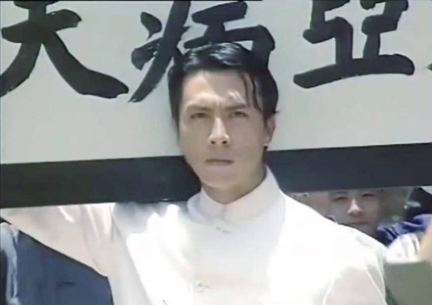 爆料称,他去好莱坞客串《刀锋战士2》时的片酬约是150万美金,此时他的