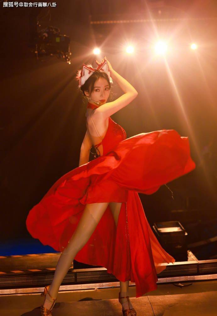 柳岩舞台照,一袭红衣头戴狐狸耳朵扮九尾狐,表演空中吊环秀美腿_照片
