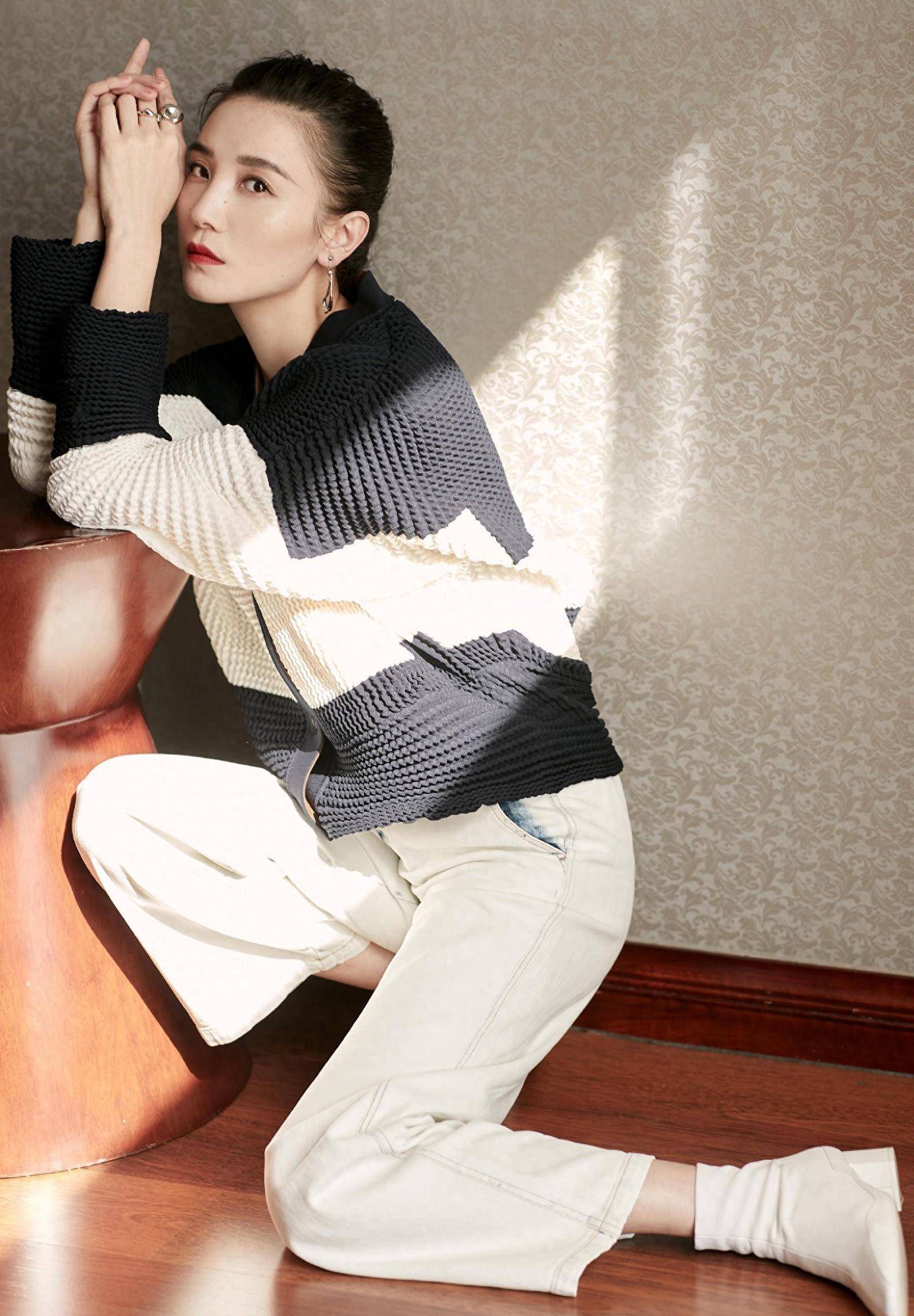 同样是针织衫和牛仔裤的组合,不过这次采用了灰色调,蝙蝠袖的版型搭配