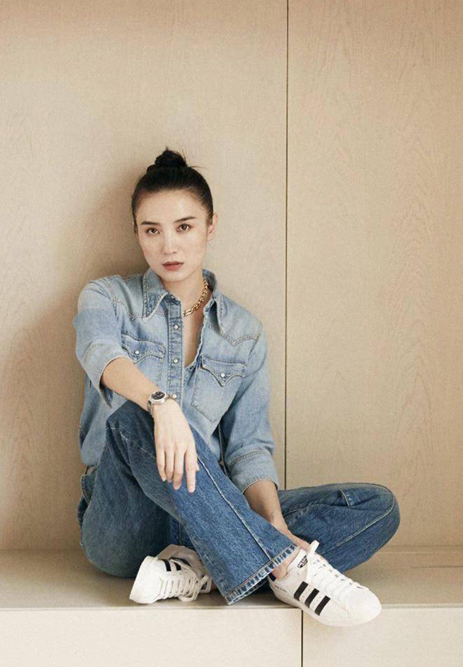 人羡慕,衣服就更不用说了,简单的单品穿出超模气质_牛仔裤_时尚_风格