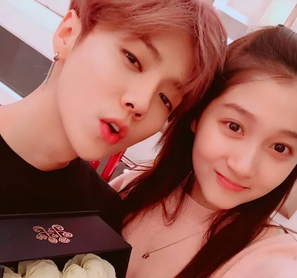 鹿晗日本街头被偶遇,和女友关晓彤一起过七夕,恋爱多年被催婚_网友