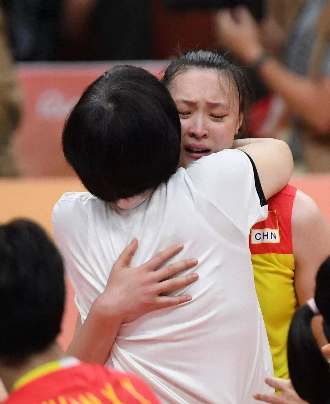 即使不能在球场上打球,但是惠若琪从来没有放弃过对于排球的热爱.