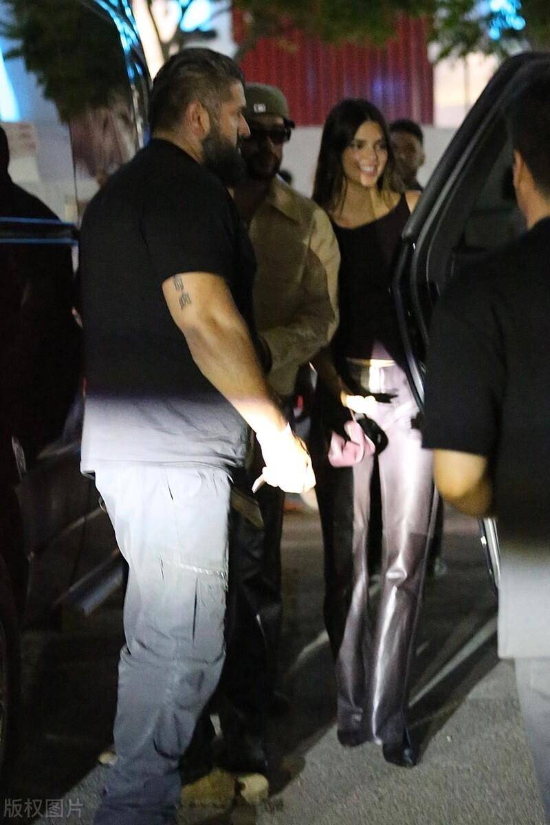 肯达尔-詹娜和男友坏兔子手牵手现身纽约街头_时尚_艺术_城市