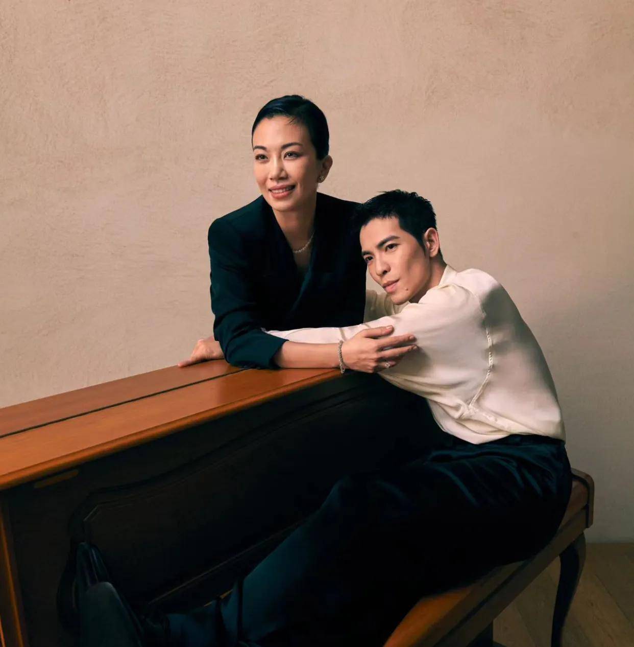 萧敬腾与未婚妻summer甜蜜同框拍杂志,谈及恋情和生子计划_老萧_因为