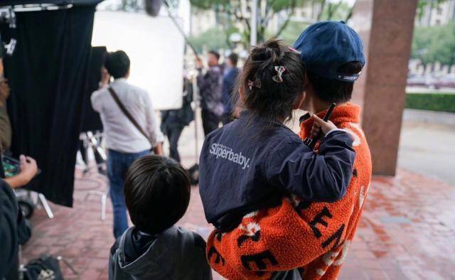 邓超甜蜜探班孙俪,夫妻俩默契全黑造型配一脸,孙俪站姿超霸气_梁超_剧