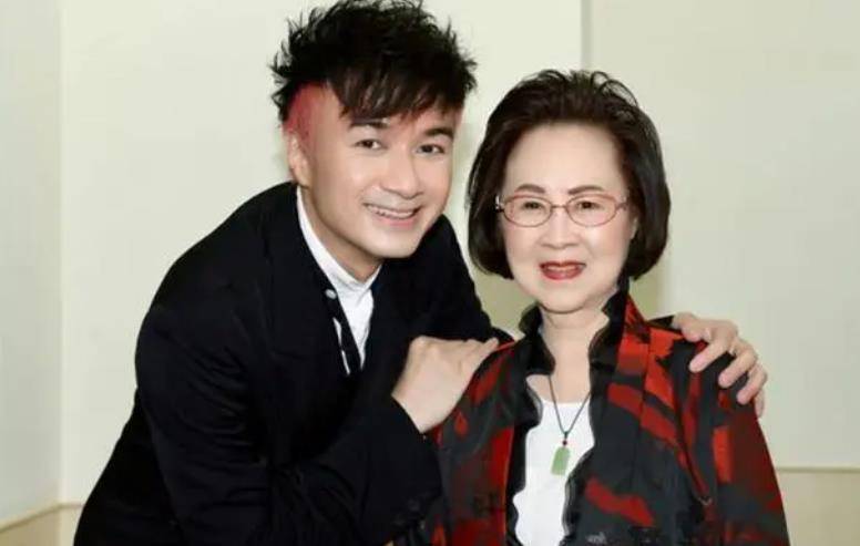 85岁琼瑶开演唱会,干女儿赵永馨现身支持,转行开茶馆气质仍出众_宋伟