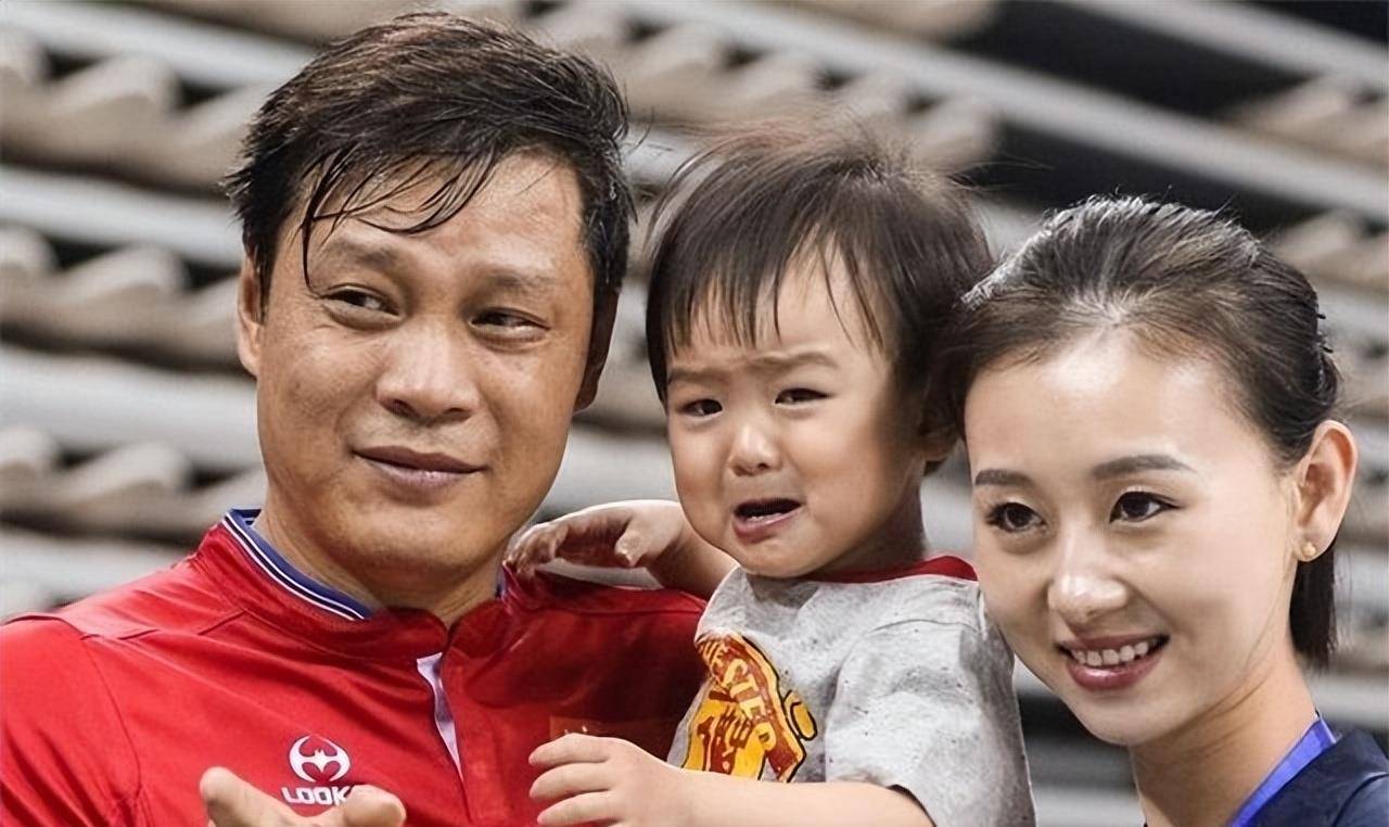 范志毅女儿范斯晶:25岁身材火辣四肢纤细,亲吻土豪男友秀恩爱_李倩