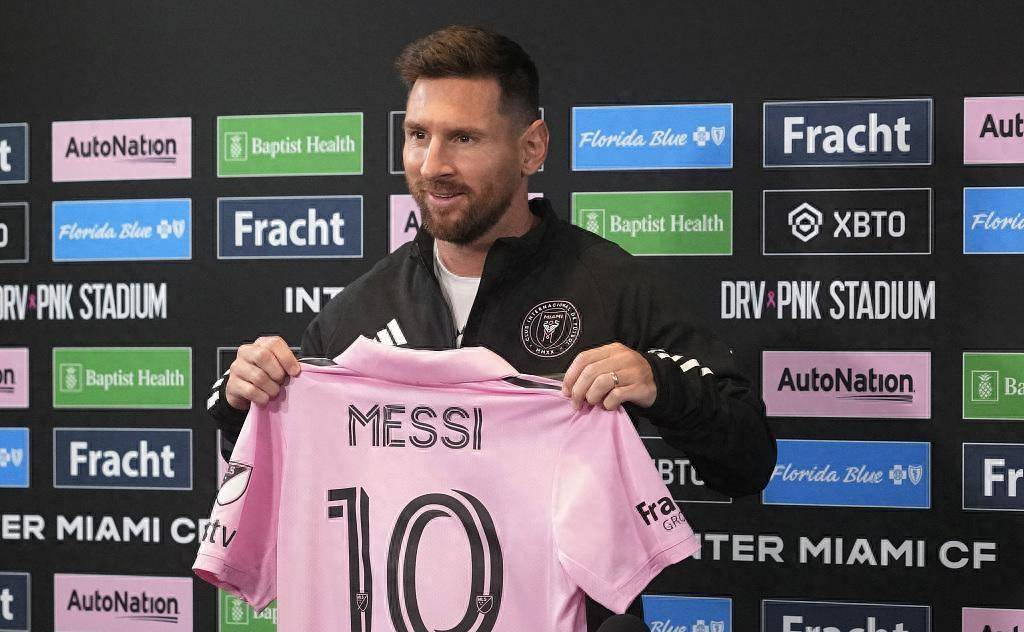 梅西把队长袖标给前任队长戴上,并邀请他一起举起奖杯_团队_足球_网络