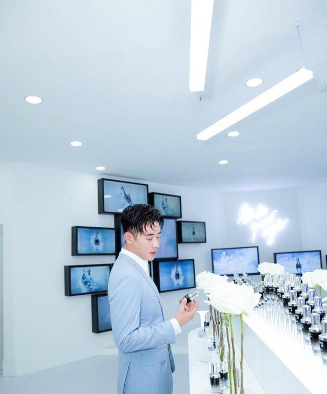 低调沉稳的罗晋,不仅演技一流,穿起正装来也更加有范儿_西装_黑色
