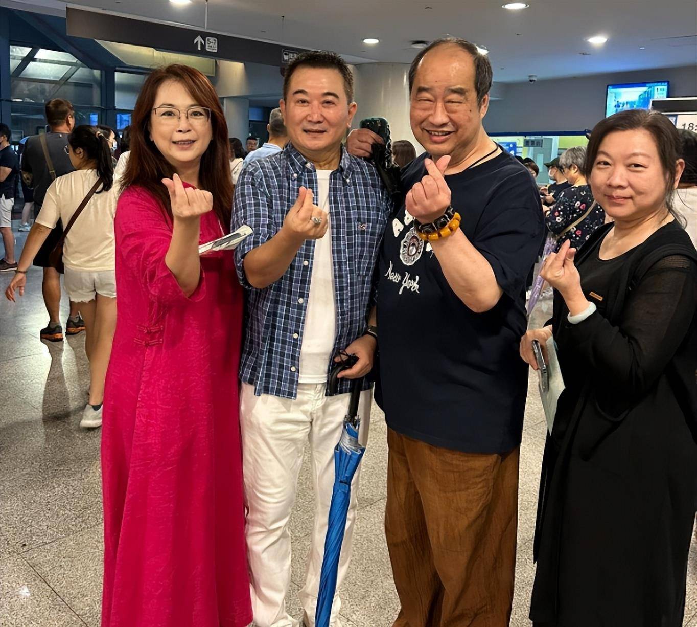 85岁琼瑶开演唱会,干女儿赵永馨现身支持,转行开茶馆气质仍出众_宋伟