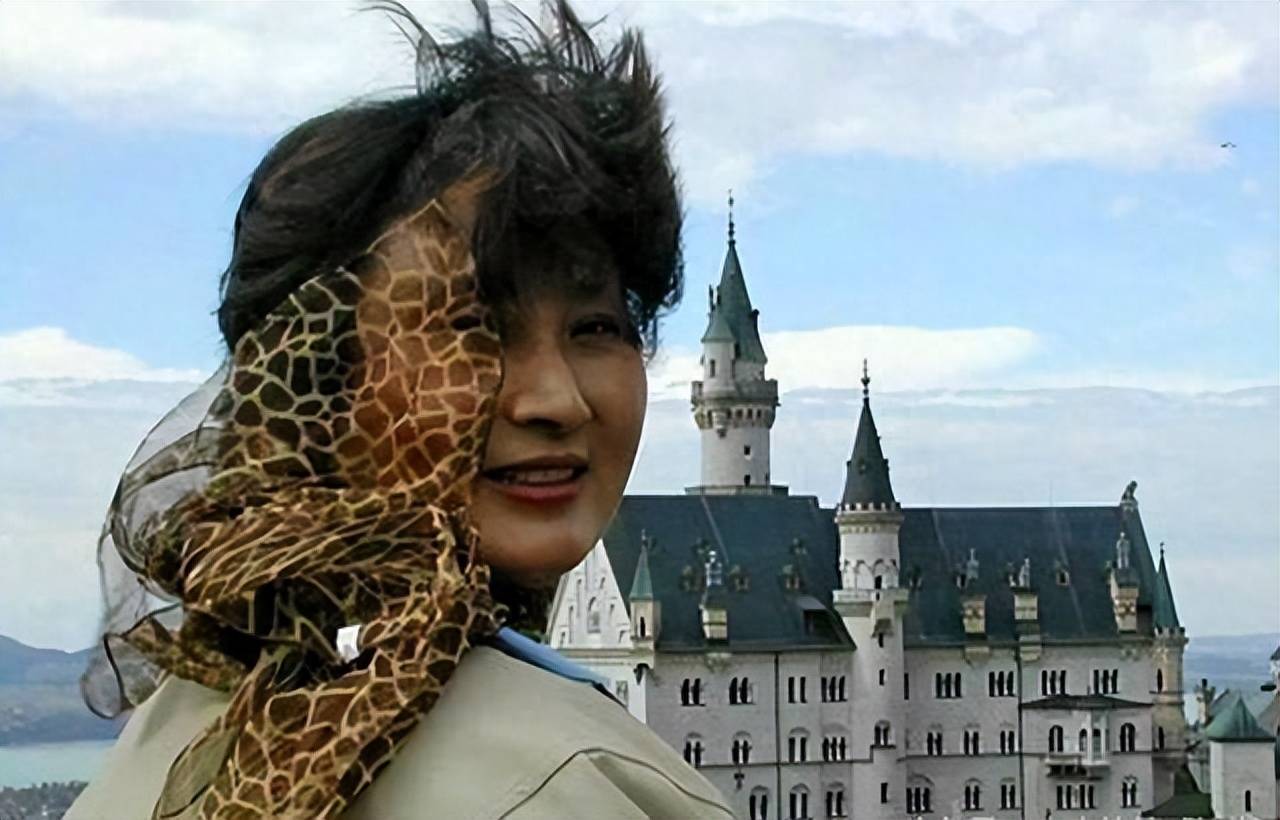 苏惠娟是中国女排80年代的五连冠的功勋球员,可以说中国女排二传的