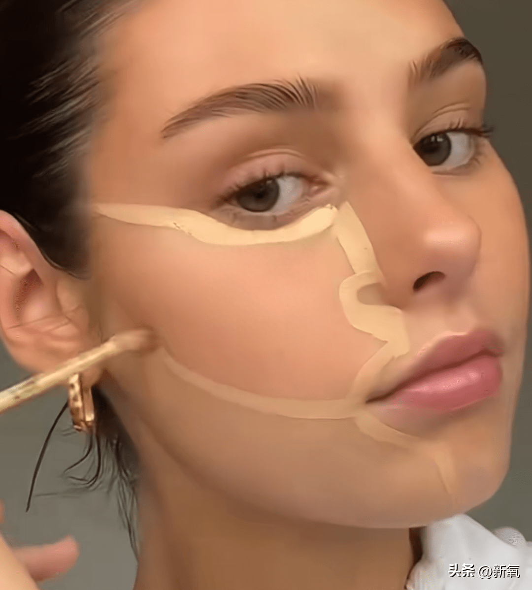 扎着哪吒丸子头,脸扑五斤腮红,lisa高奢活动造型翻车了?